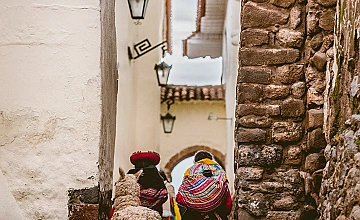 Barrio San Blas en Cusco: calle estrecha con muros de piedra y artesania