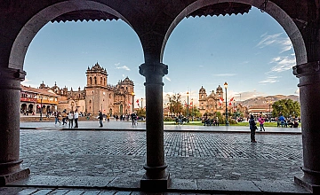 Cusco, Peru: Plaza de Armas vista desde los arcos con la Catedral al frente