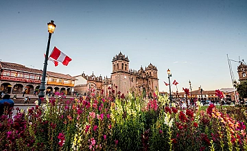 Plaza de Armas de Cusco con flores y jardines, Catedral al fondo