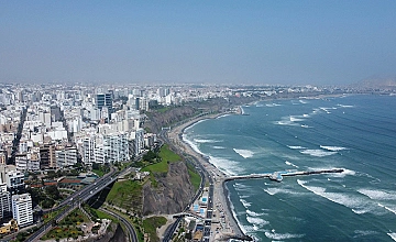 Panoramica de Lima: costa y ciudad frente al mar en tour por la capital del Peru