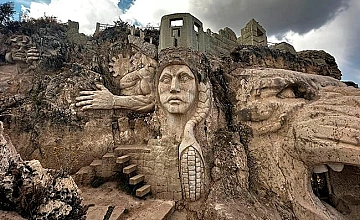 Morada de los Dioses (Apukunaq Tianan) en Cusco: esculturas talladas en roca con vista panorámica.