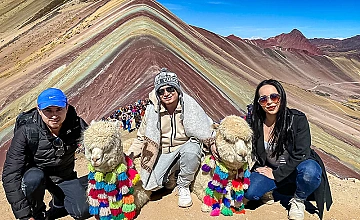 Grupo de viajeros en Vinicunca Montaña 7 Colores con alpacas, experiencia en Cusco