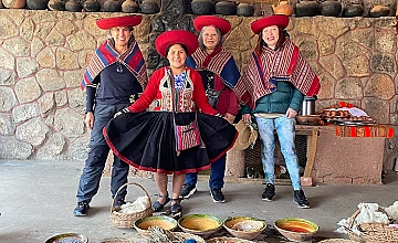 Cultura andina en Cusco: personas con vestimenta tradicional y textiles