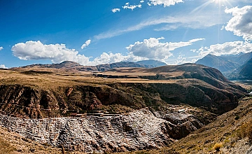 Vista panoramica de las Salineras de Maras en el Valle Sagrado de Cusco