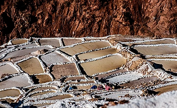 Pozas de sal en las Salineras de Maras, excursión Maras Moray desde Cusco