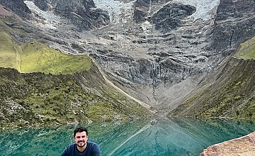 Trekking a la Laguna Humantay en Cusco: viajero frente a la laguna