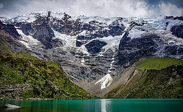 Laguna Humantay en Cusco: laguna turquesa con nevado al fondo