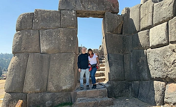 Ingreso de piedra en Sacsayhuamán, Cusco: arquitectura inca y foto de viajeros en la fortaleza