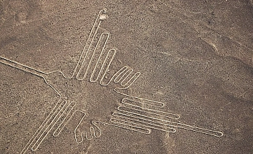 Líneas de Nasca en Perú: geoglifo del colibrí visto desde el aire