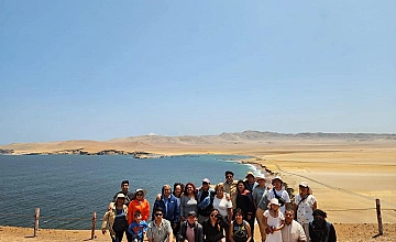 Grupo de viajeros en Paracas, costa y desierto de Ica en Peru