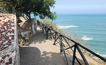 Malecón de Lima con vista al océano Pacífico, paseo costero
