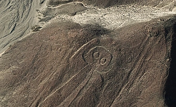 Geoglifo en Nazca, Perú: figura trazada en el desierto