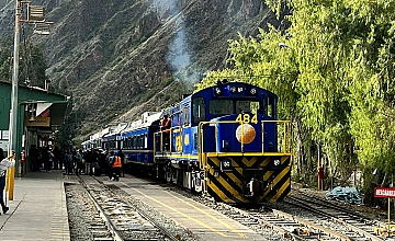 Tren PeruRail en estación rumbo a Machu Picchu, Cusco Perú