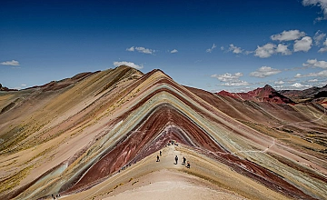 Llama en Montaña de Colores (Vinicunca), Cusco: primer plano con fondo de laderas multicolores