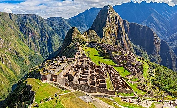 Panorama de Machu Picchu: ruinas incas y terrazas en las montañas de Cusco