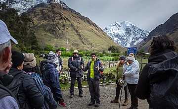 Trekking a la laguna turquesa en Cusco: grupo de viajeros con guía en la rut
