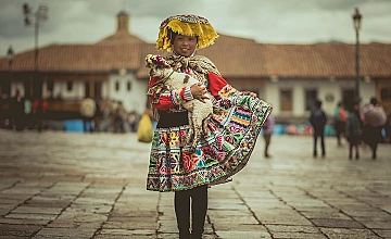 Niña con traje tradicional andino en Cusco, Peru (centro historico)