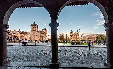 Plaza principal de Cusco vista desde los arcos, Catedral al fondo