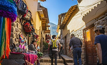 Calle comercial del Valle Sagrado en Cusco con artesanias y textiles andinos