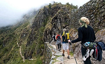 Trekking Camino Inca hacia Machu Picchu: caminata en sendero de montaña