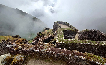 Sayacmarca en el Camino Inca, Cusco: ruinas incas entre neblina en la ruta