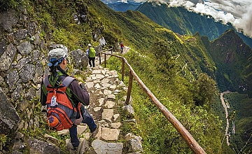 Camino Inca clásico: trekking por sendero de montaña hacia Machu Picchu (Cusco)