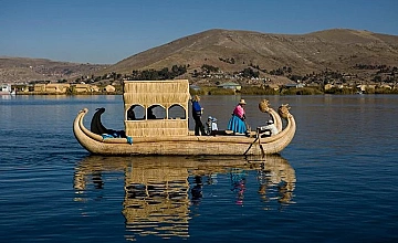 Balsa de totora en el Lago Titicaca, Puno: paseo en las Islas Uros